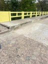 Ponte da rua São Carlos recebe pintura, rampa e degraus