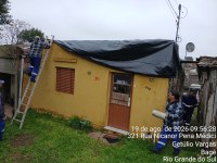 Secretarias prosseguem na instalação de lonas em casas atingidas por temporal