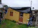 Secretarias prosseguem na instalação de lonas em casas atingidas por temporal