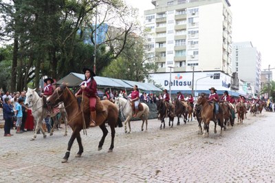 2.300 cavalarianos participam do desfile de 20 de setembro em Bagé