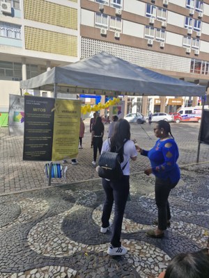 Ação na praça Silveira Martins destaca campanha Setembro Amarelo