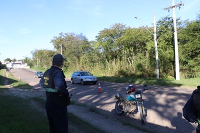 Agentes de Trânsito realizam blitz para combater o uso de escapamentos adulterados em motos