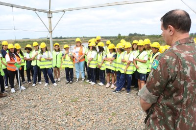 Alunos da EMEF Creusa Brito Giorgis visitam a obra da Barragem de Bagé