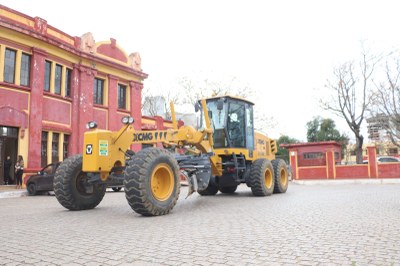 Bagé recebe motoniveladora para melhoria da infraestrutura urbana