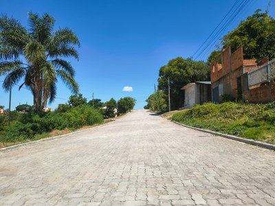 Calçamento de trecho da rua Carlos Mangabeira é concluído