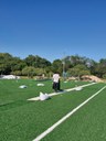 Campo de futebol society recebe colocação do gramado