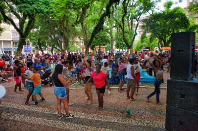 Carnaval 2025: Samba na Praça movimenta o Centro de Bagé