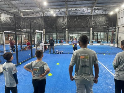 Crianças do projeto Padel Solidário recebem novos uniformes