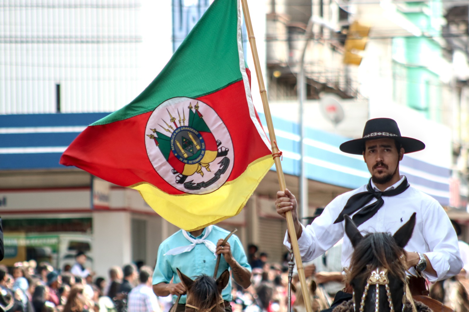 Desfile de cavalarianos atrai grande público