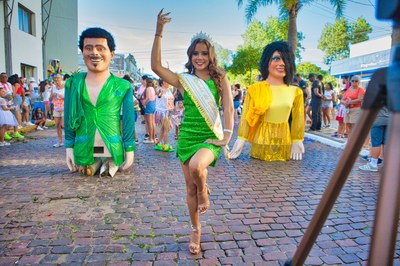 Desfile dos Gigantes reúne milhares de pessoas no centro de Bagé