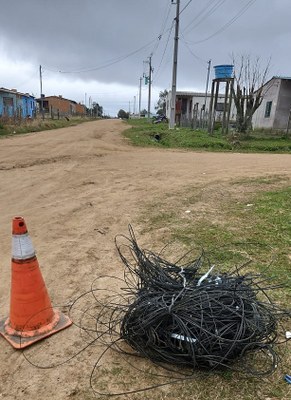 Empresas começam a retirada de fios de telefonia e internet que estão em desuso