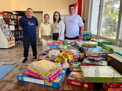 Equipe do Imba entrega doações do evento Rainha da Primavera ao Centro de Referência ao Autismo