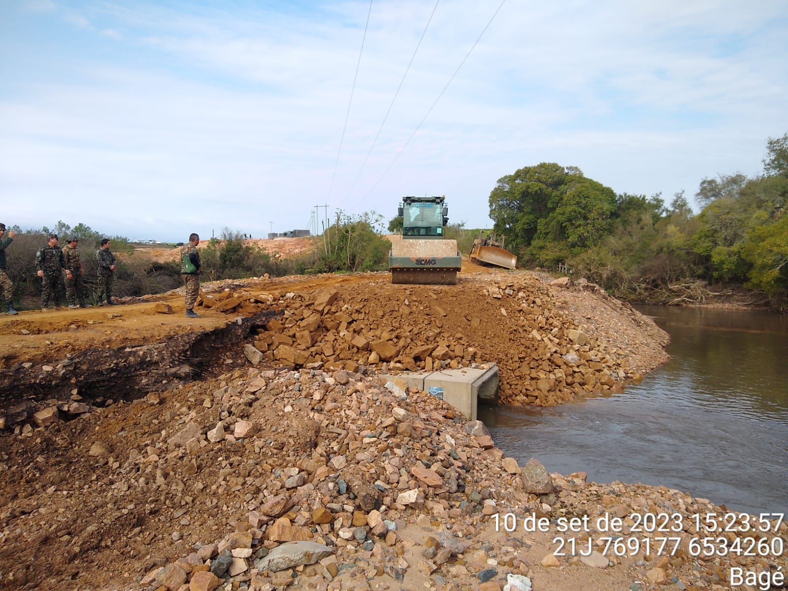 Estrada da Arvorezinha recebe manutenção