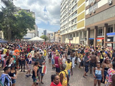 Foliões prestigiam carnaval em Bagé