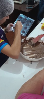 Oficina de Páscoa do CSU encanta com produções de doces
