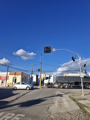Oscilações de energia causam desligamento temporário de semáforos em dois cruzamentos da cidade