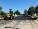 Prefeito em exercício visita obra de reperfilamento asfáltico no bairro Passo das Pedras