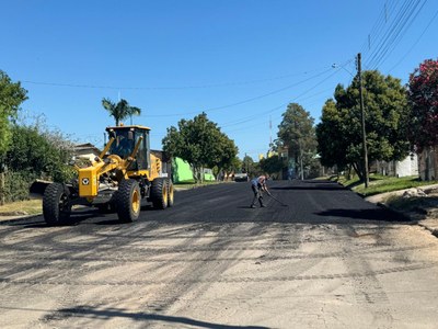 Prefeito em exercício visita obra de reperfilamento asfáltico no bairro Passo das Pedras