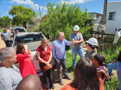 Prefeito fiscaliza obra do programa Nenhuma Casa sem Banheiro no bairro Balança