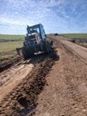 Prefeitura atua no patrolamento e instalação de bueiros na zona rural