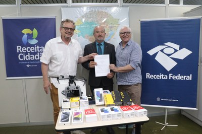 Prefeitura de Bagé recebe doação de celulares e drone da Receita Federal