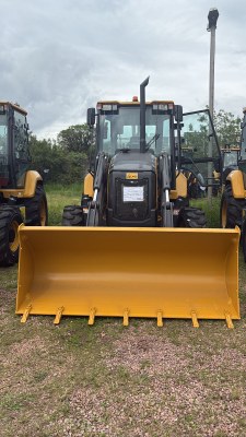 Prefeitura de Bagé recebe retroescavadeira para reforçar ações ambientais