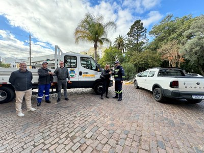 Prefeitura realiza entrega de veículos e investimento em mais de 2.700 placas para renovação da sinalização viária