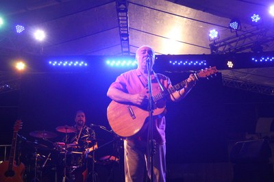 Primeiro dia da Feira do Livro tem debate, lançamento de livro e apresentação com Nei Lisboa