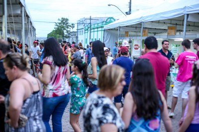 Primeiro dia da Feira do Livro terá lançamentos literários, apresentações musicais e de teatro / Atividades culturais começam nesta sexta-feira na praça Silveira Martins