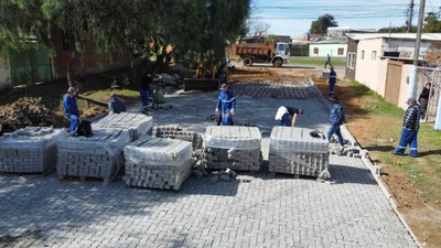 Rua Professor Cerezer está prestes a ter calçamento concluído