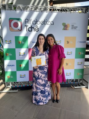 Secretária de Educação e diretora de escola recebem prêmio do Programa Alfabetiza Tchê