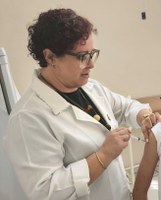 Secretaria de Saúde convoca adolescentes para vacinação contra dengue  Imunização é voltada para público de 10 a 14 anos