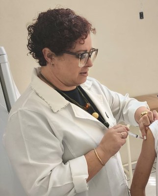 Secretaria de Saúde convoca adolescentes para vacinação contra dengue  Imunização é voltada para público de 10 a 14 anos