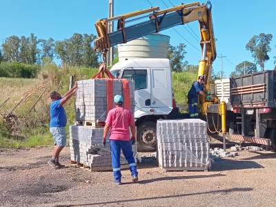 Seinfra adquire blocos intertravados para finalização do calçamento da rua Emílio Grillo