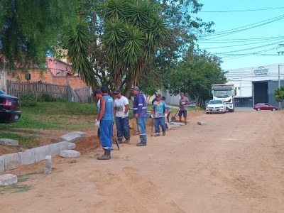 Seinfra começa obra de calçamento da rua Luiz Maria Ferraz