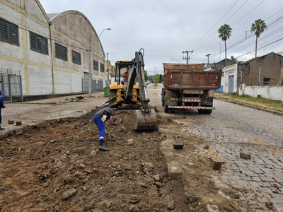 Seinfra inicia intervenção para calçamento de trecho da rua Flores da Cunha