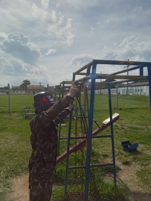 Seinfra inicia recuperação de brinquedos instalados em praças