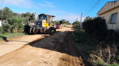 Seinfra retoma trabalhos de patrolamento nos bairros