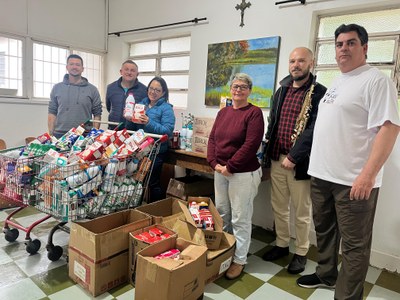 Show solidário da Maria do Relento arrecada mais de 300 litros de leite para idosos em Bagé