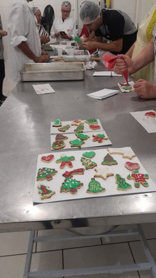 SMASI e IFSul Bagé realizam oficina de biscoitos natalinos no Centro de Panificação