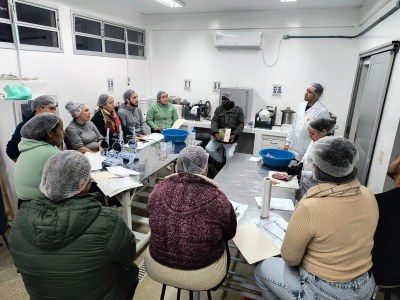 SMASI e IFSul realizam oficina de produção de hambúrguer em Bagé