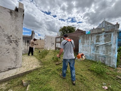 SMASI realiza manutenção nos cemitérios dos Azevedo e São Martins para o Dia de Finados