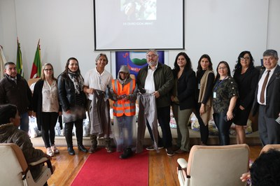 Trabalhadores da reciclagem de resíduos sólidos de Bagé recebem EPIs e cesta básica