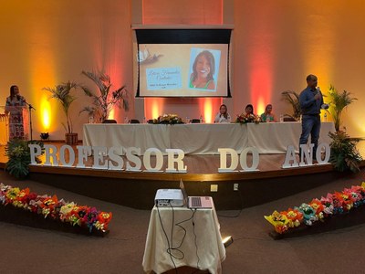 Troféu professor do ano é entregue aos professores da rede municipal