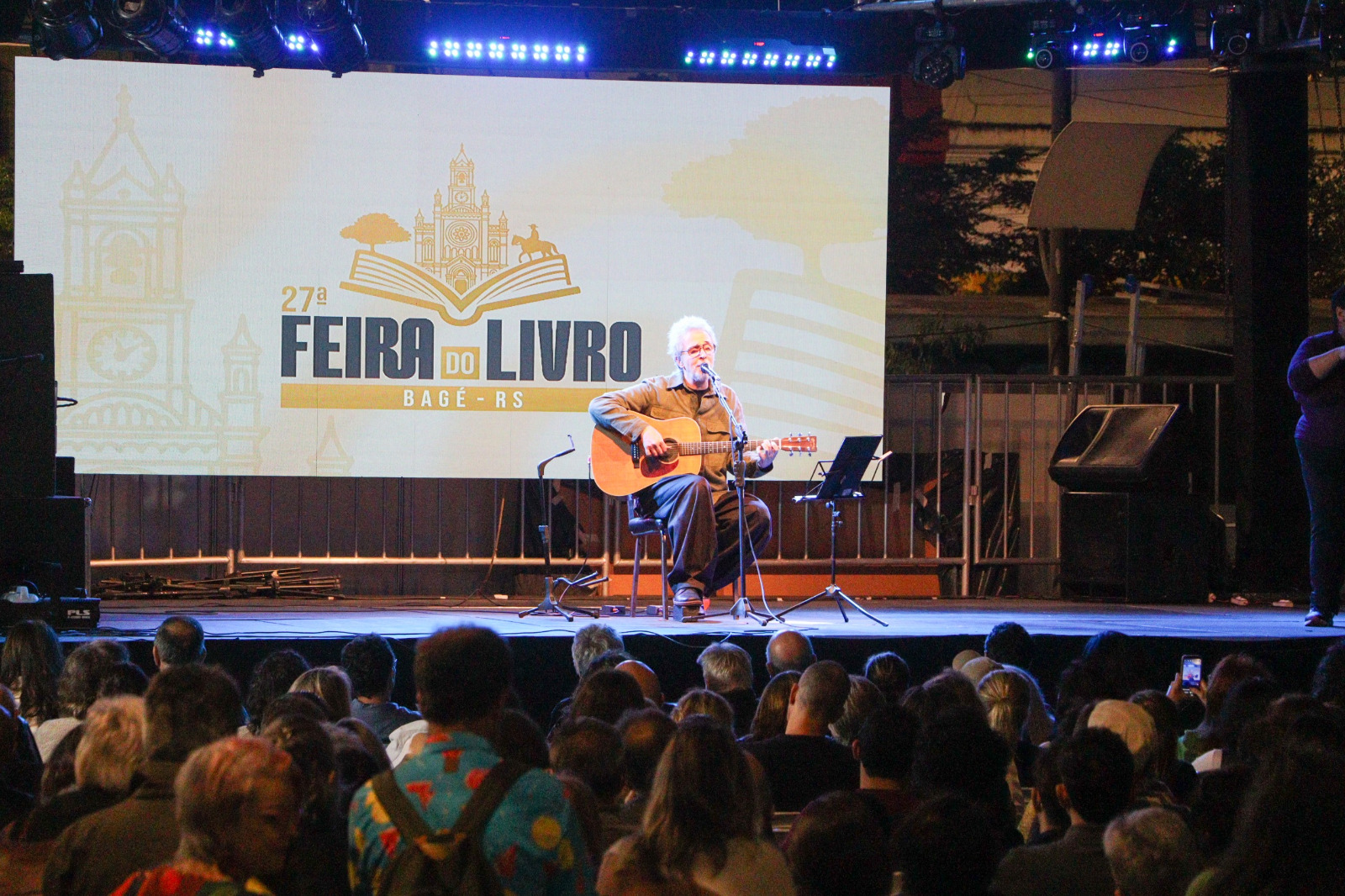 Vitor Ramil encerra a noite de sábado com show lotado na Feira do Livro de Bagé